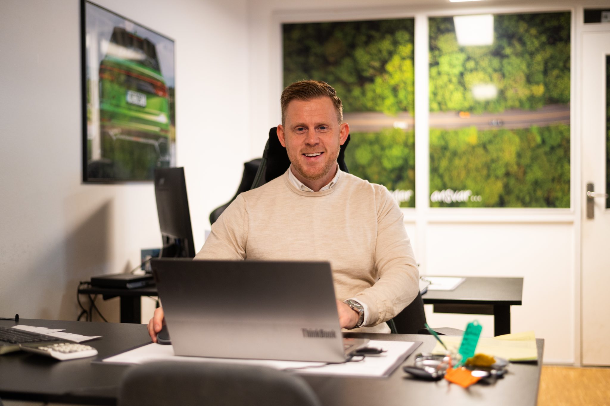 Mikkel fra Mr. Cars på kontoret i Næstved